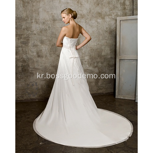 흰색 끈이없는 웨딩 드레스